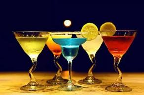 鸡尾酒(cocktail)是一种混合饮品,是由两种或两种以上的酒或饮料,果汁